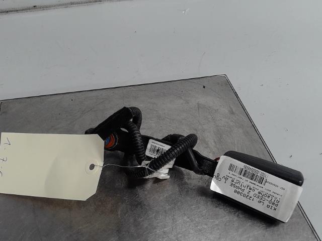 Attache ceinture avant gauche