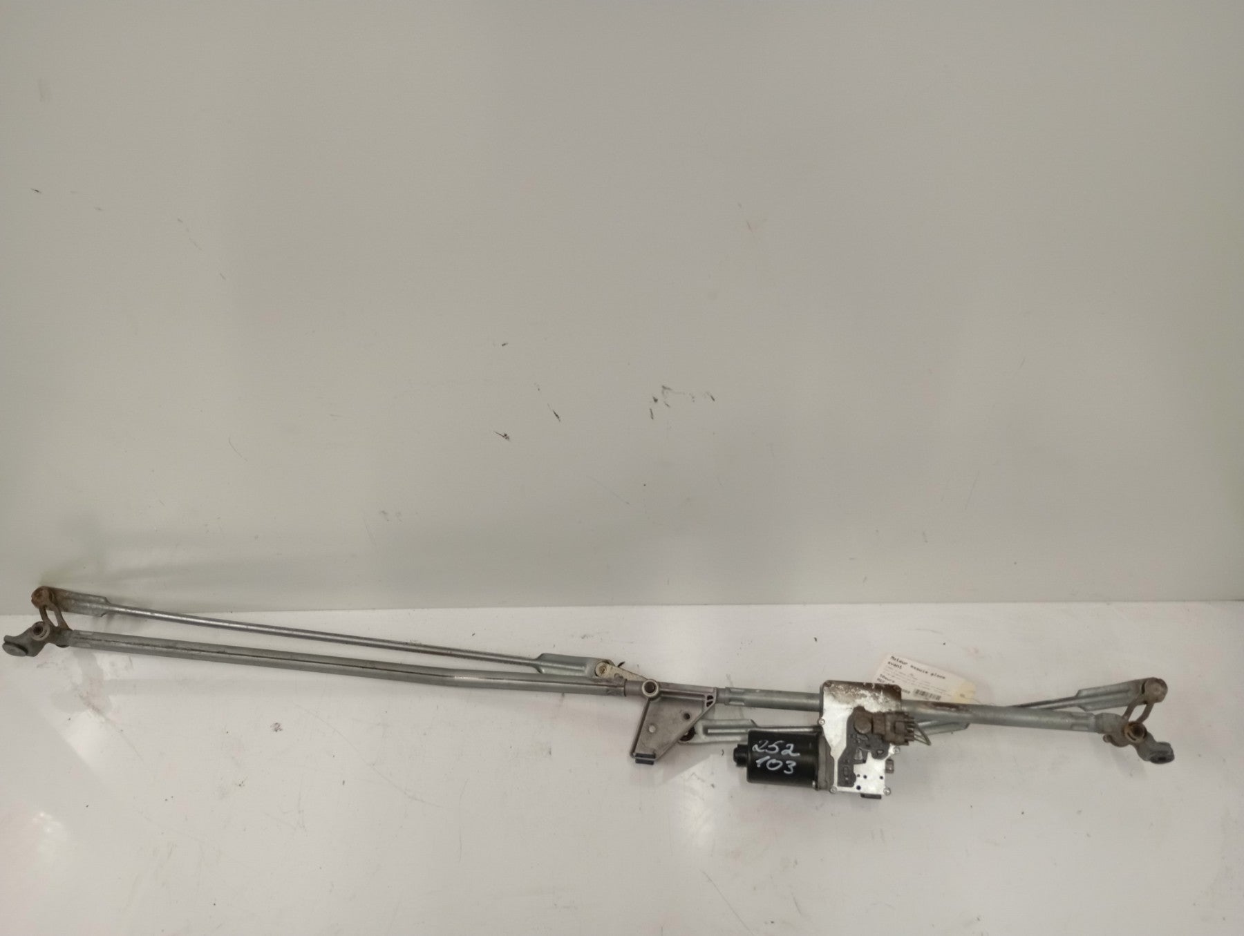 Moteur essuie glace avant