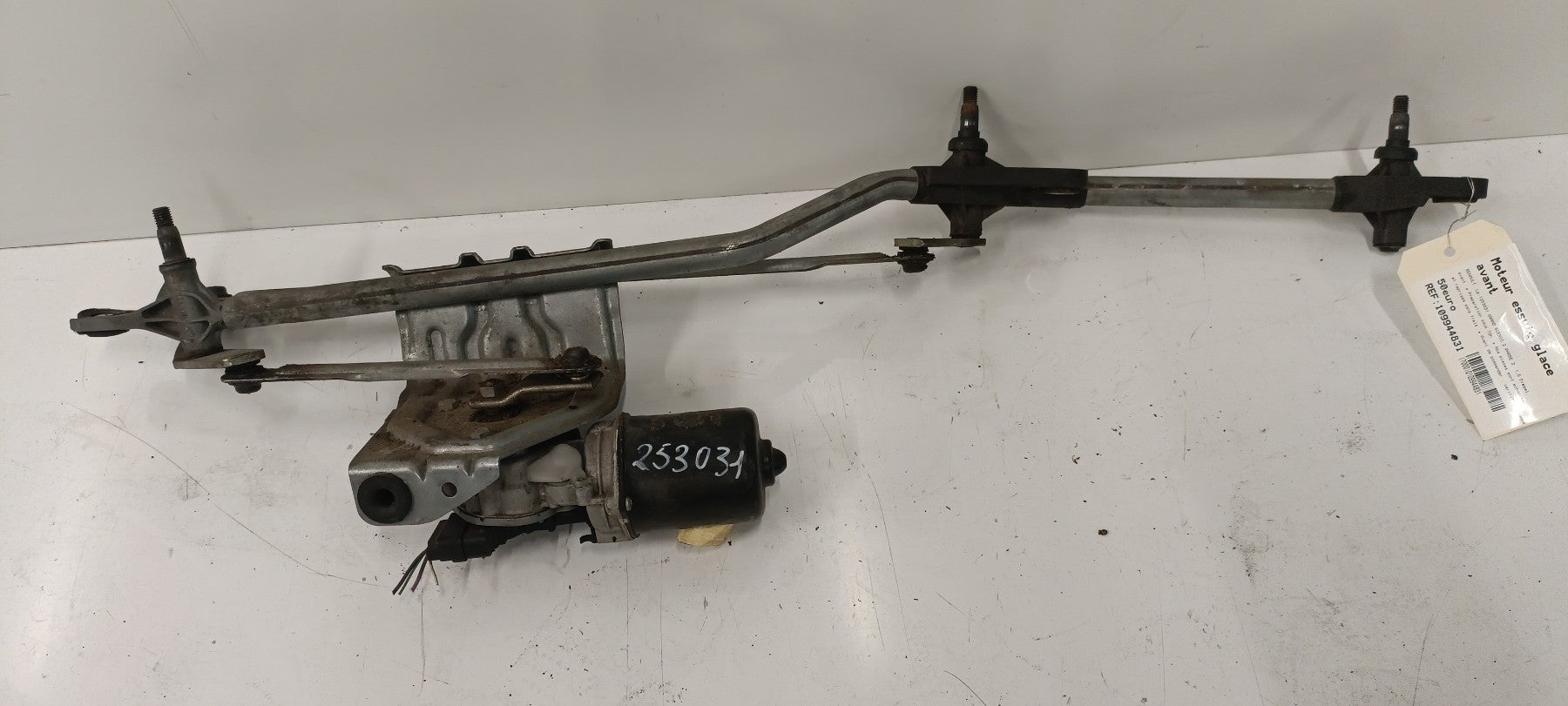 Moteur essuie glace avant