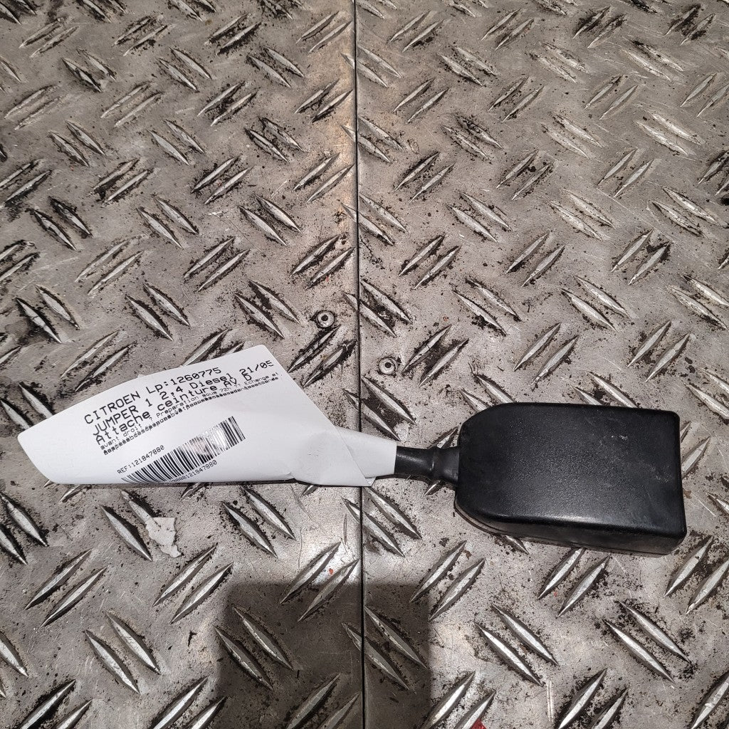 Attache ceinture avant droit