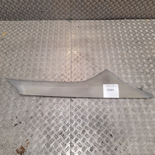 garniture montant pare-brise droit