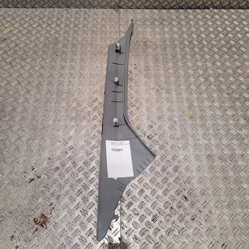 Garniture montant pare-brise gauche