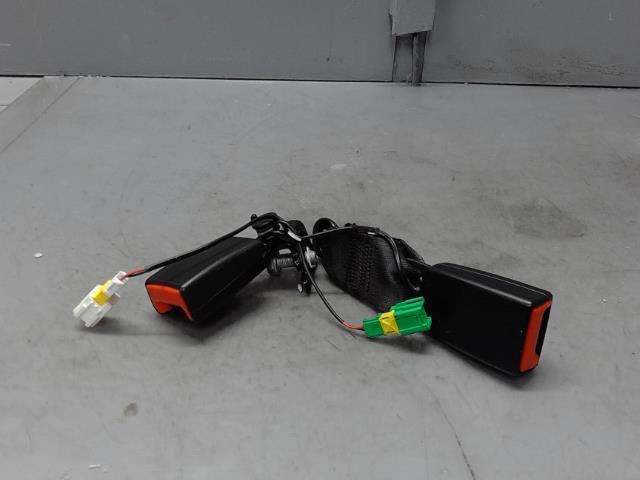 Attache ceinture arriere droit