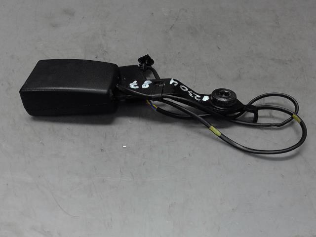 Attache ceinture avant gauche