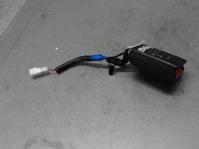 Attache ceinture arriere droit