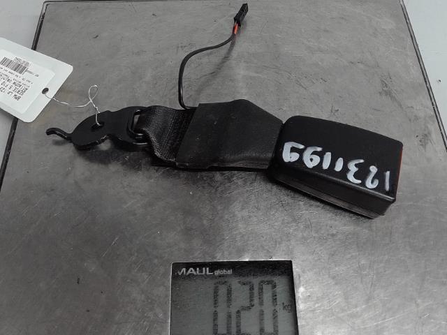 Attache ceinture arriere centrale