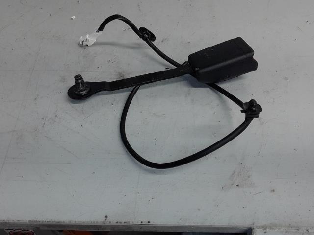 Attache ceinture avant droit
