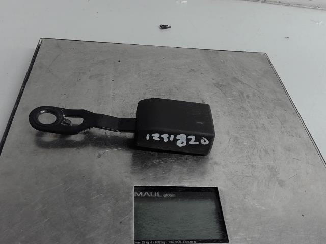 Attache ceinture avant droit