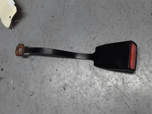 Attache ceinture avant droit