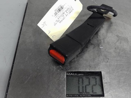 Attache ceinture avant droit