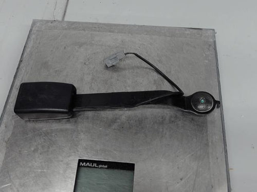 Attache ceinture avant droit