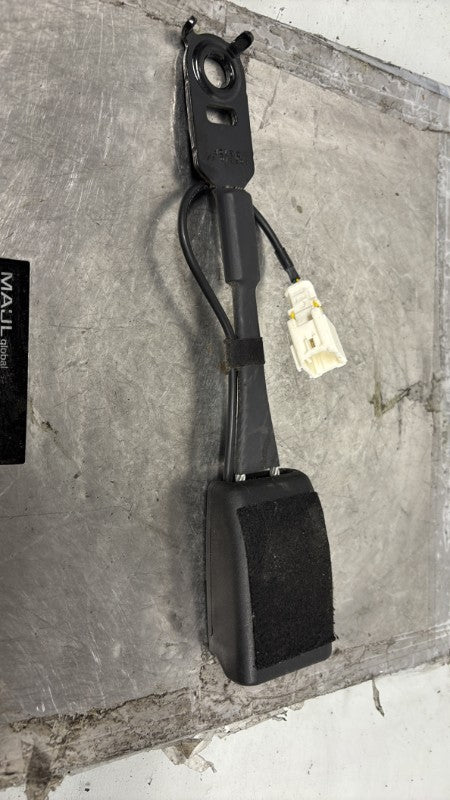 Attache ceinture avant droit