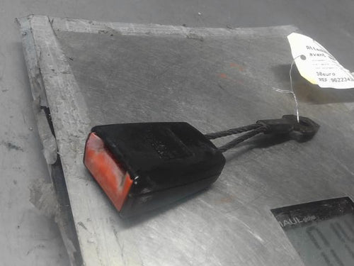 Attache ceinture avant gauche