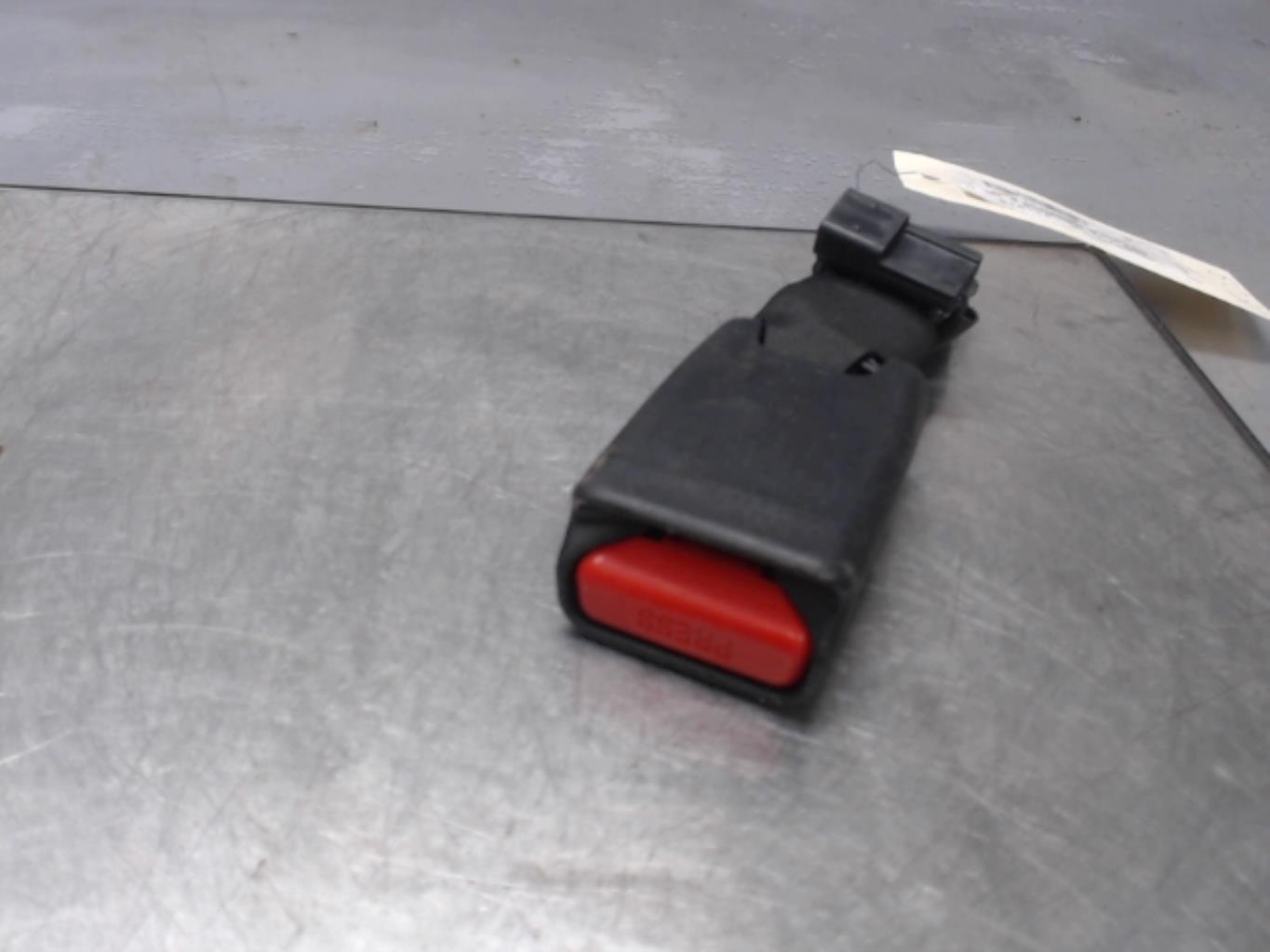 Attache ceinture arriere droit