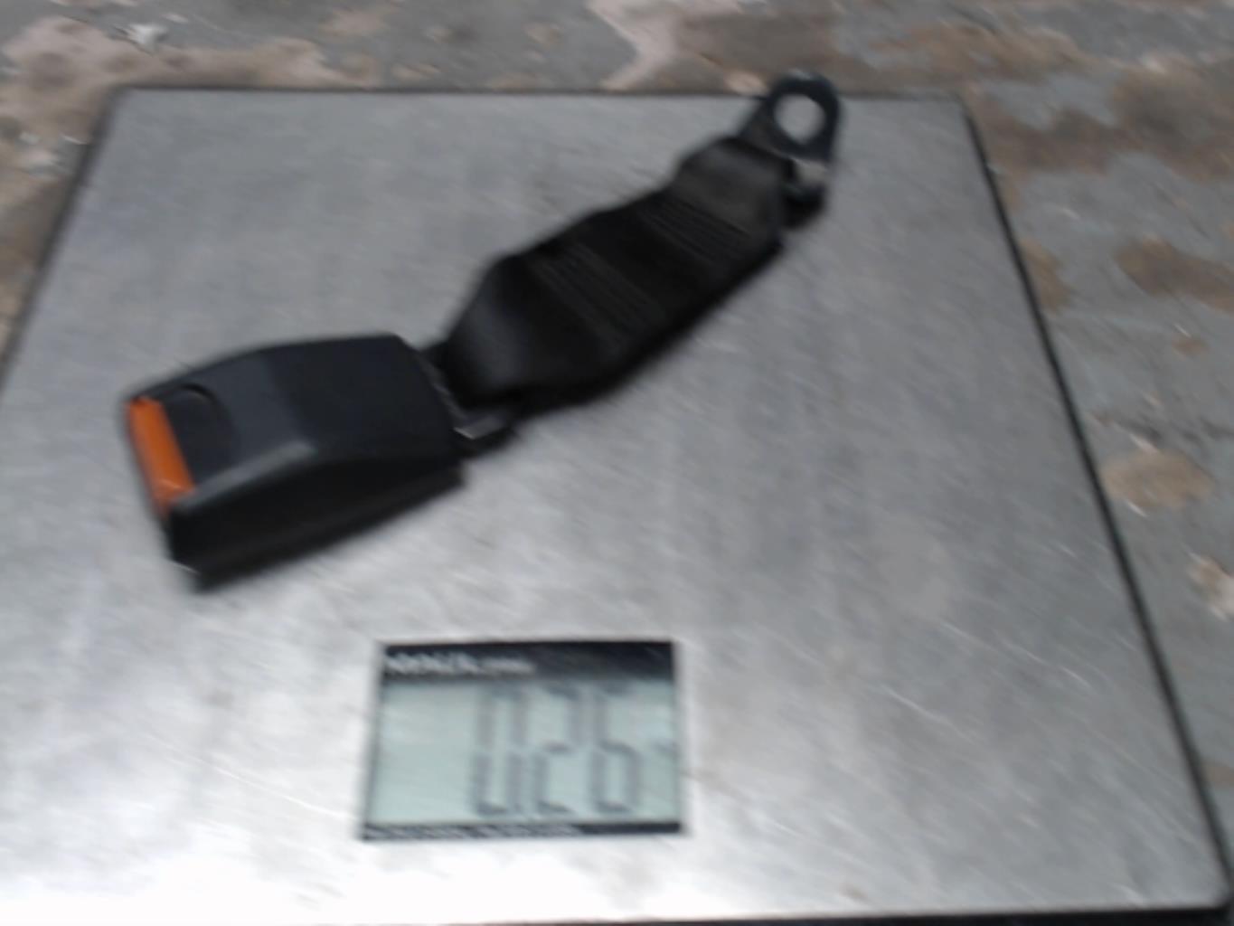 Attache ceinture arriere droit