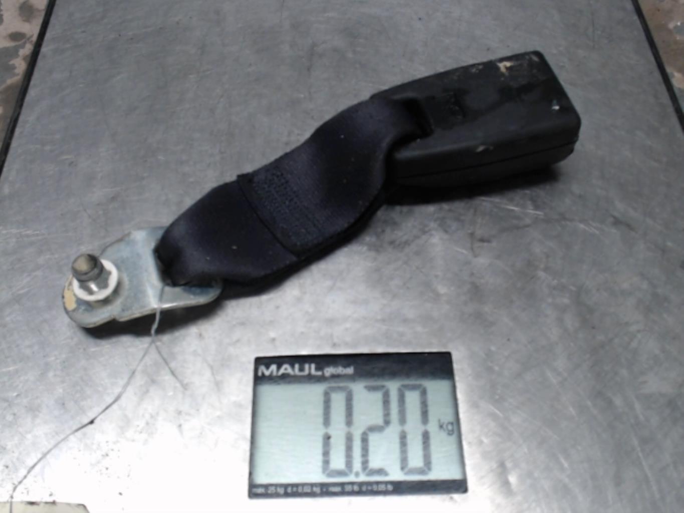 Attache ceinture arriere droit